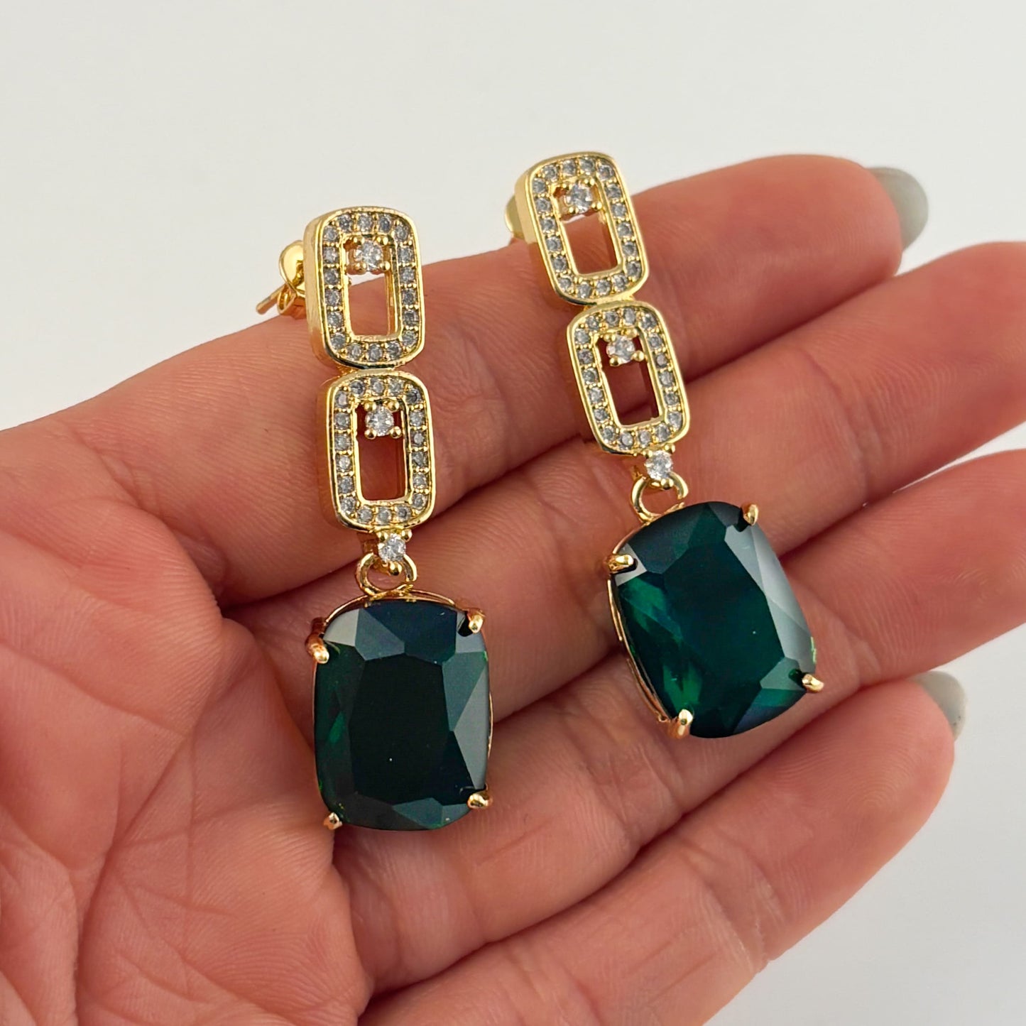 Arete largo zirconias chapa de oro