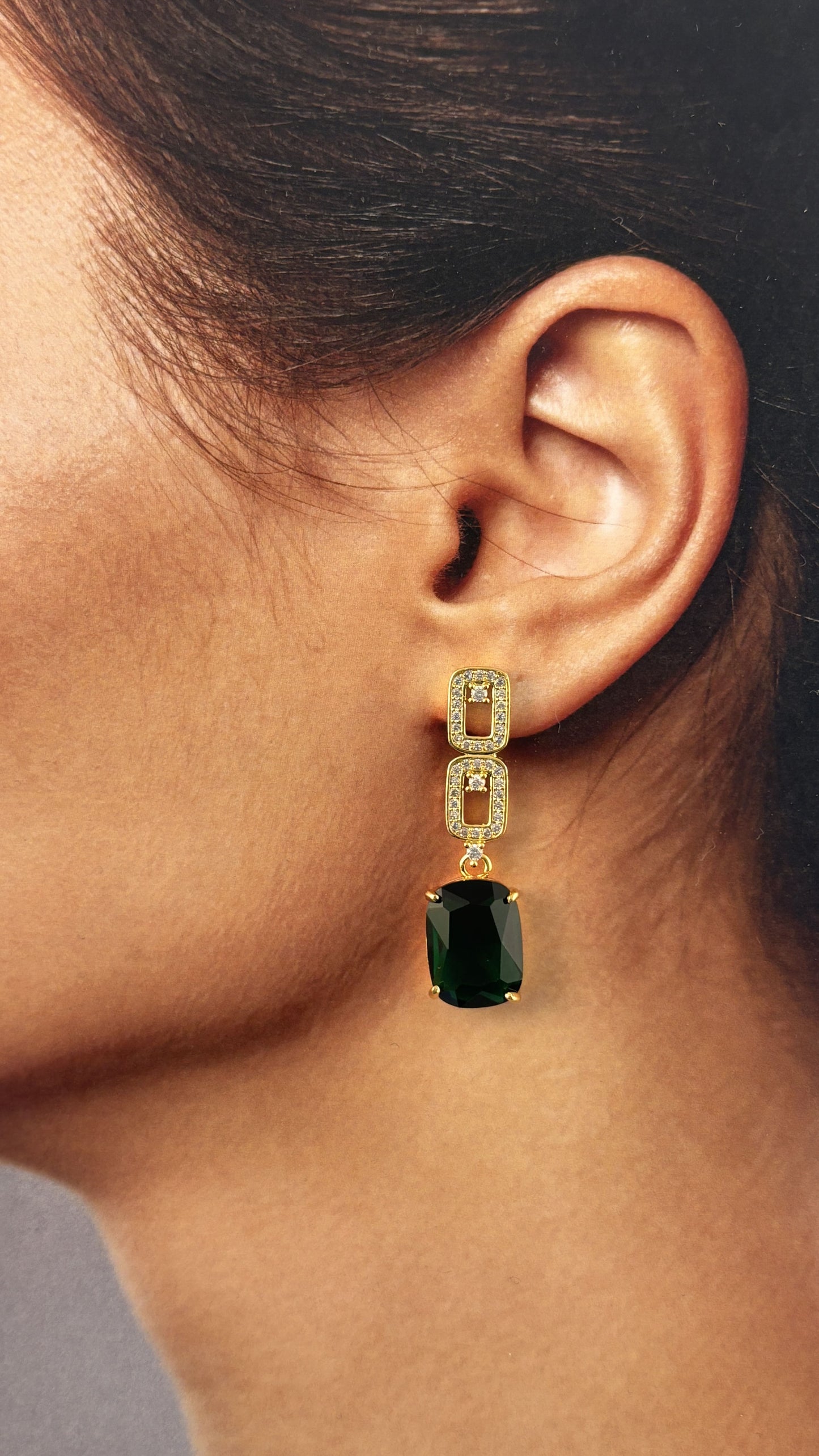 Arete largo zirconias chapa de oro