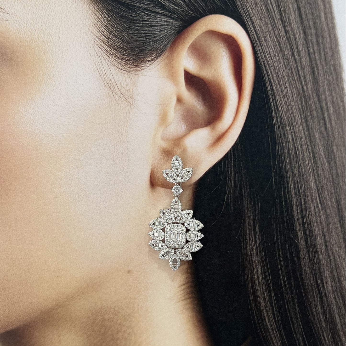 Arete largo flor imperial zirconias baño de oro