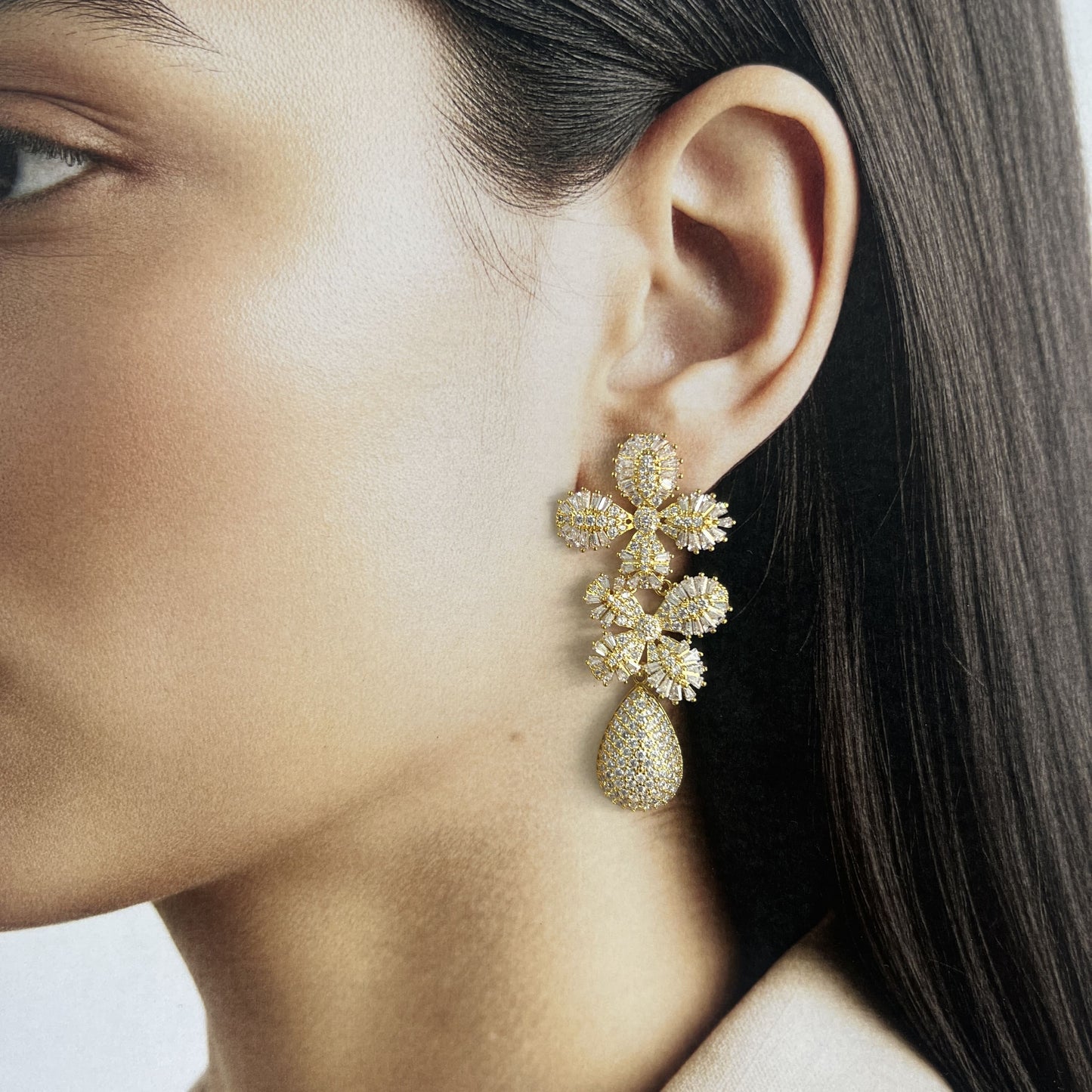 Aretes largo flores gota baño de oro zirconia premium