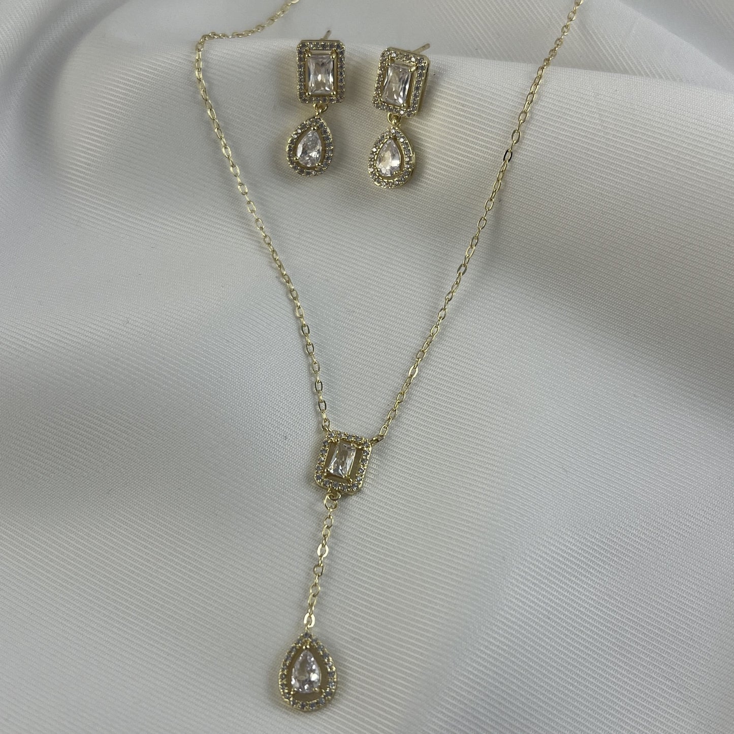 Set aretes y collar cuadro gotas zirconias baño de oro