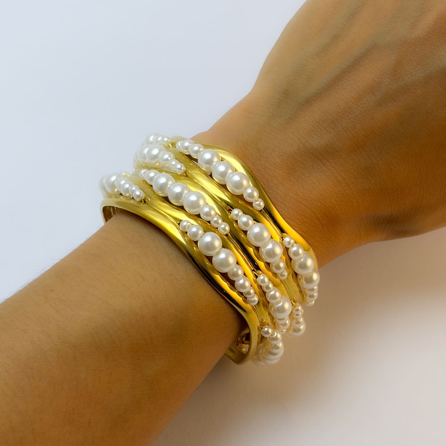 Brazalete grueso ajustable ondas perlitas acero premium dorado