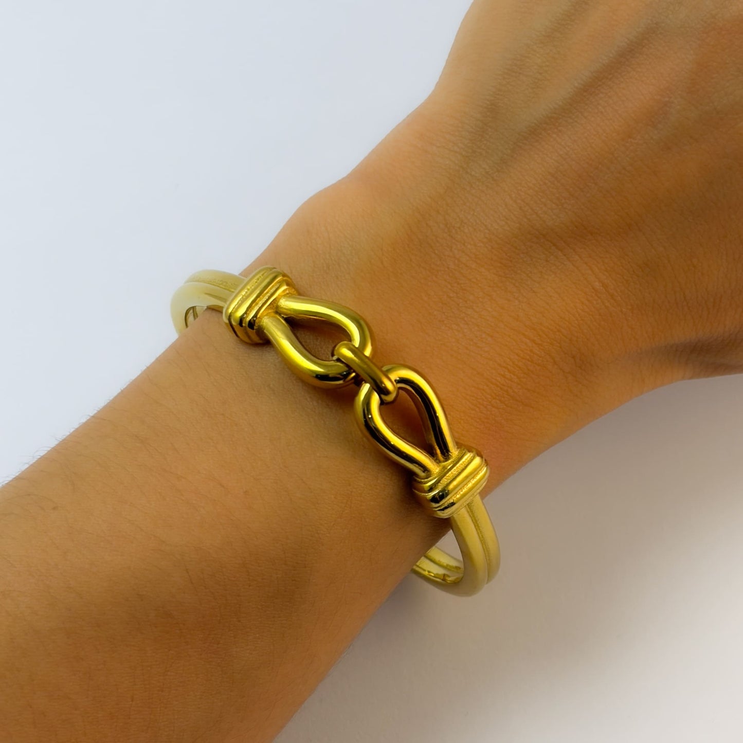 Pulsera rígida nudo eslabón acero premium dorado