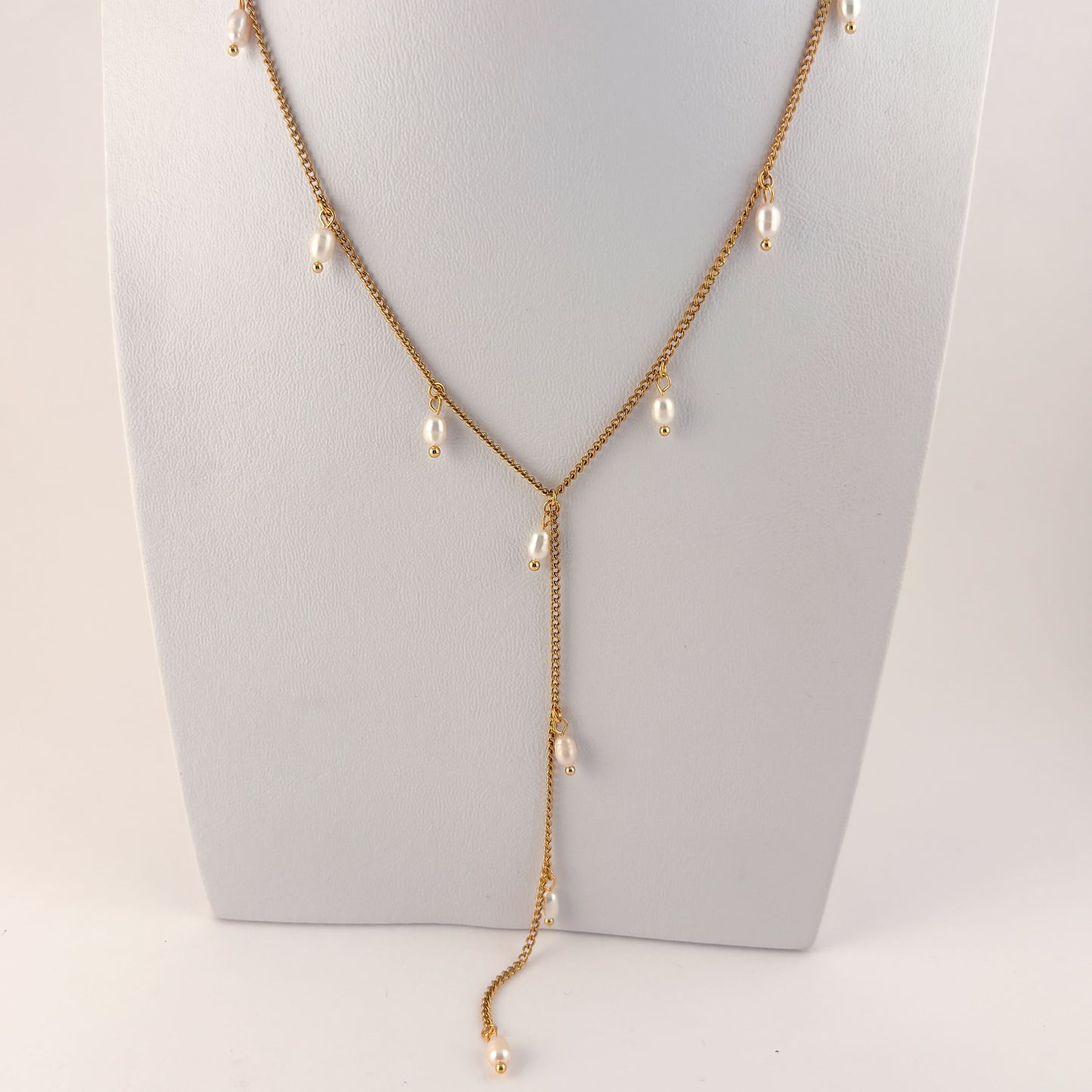 Collar perlas naturales corbatín acero premium dorado