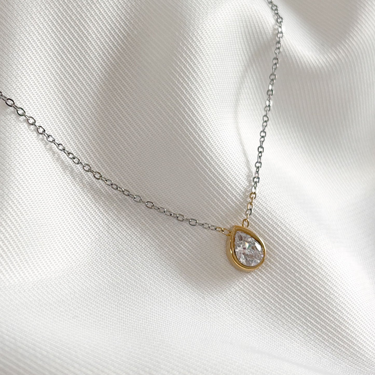 Collar delgado acero inoxidable 316L dije gota zirconia bicolor