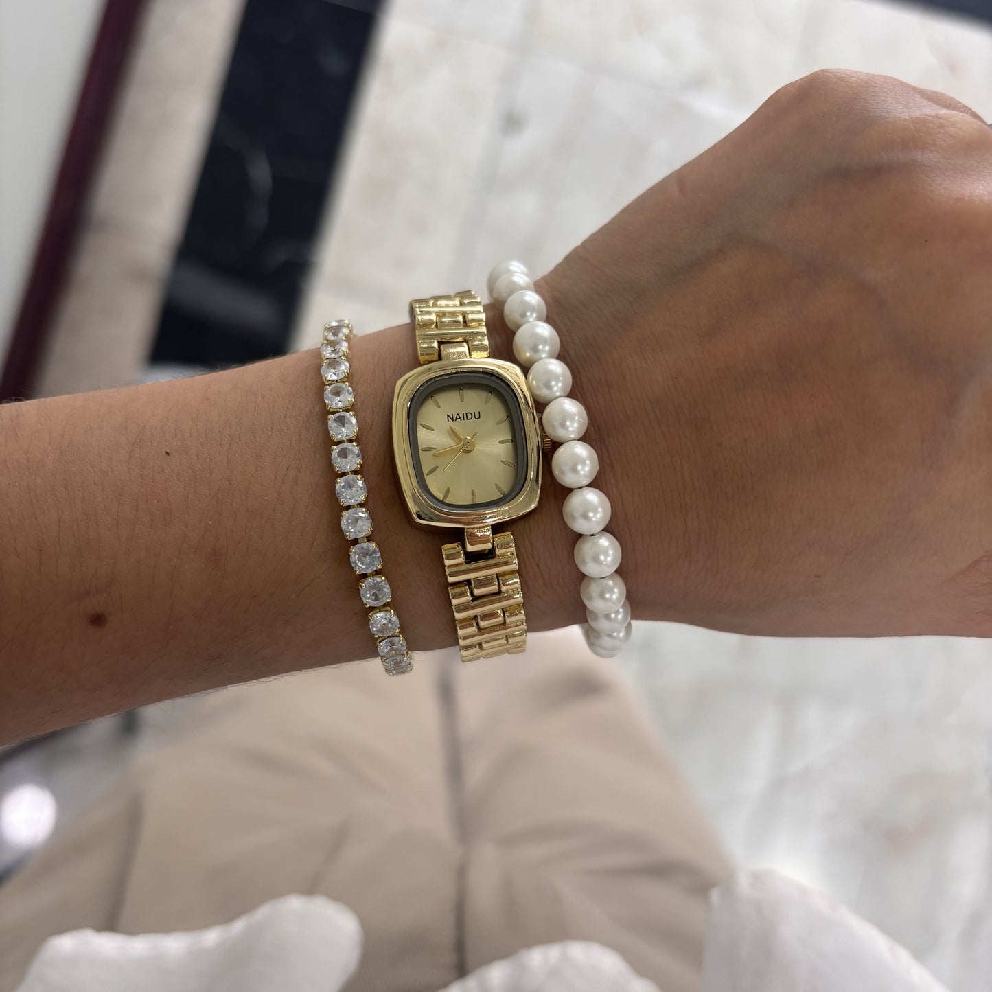 Pulsera perlas sintéticas broche marino chapa de oro