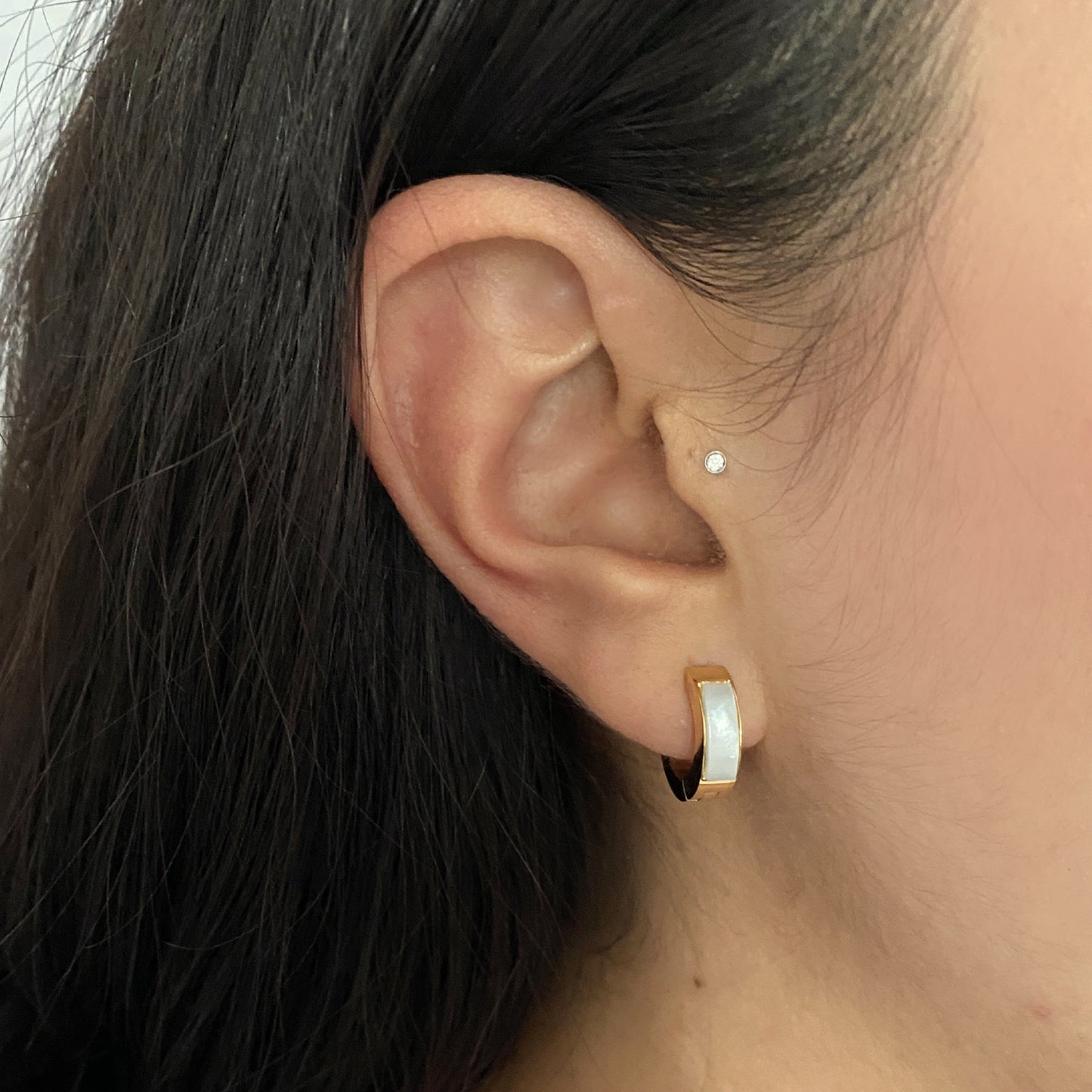 Huggie dorada madre perla acero inoxidable 1.3cm