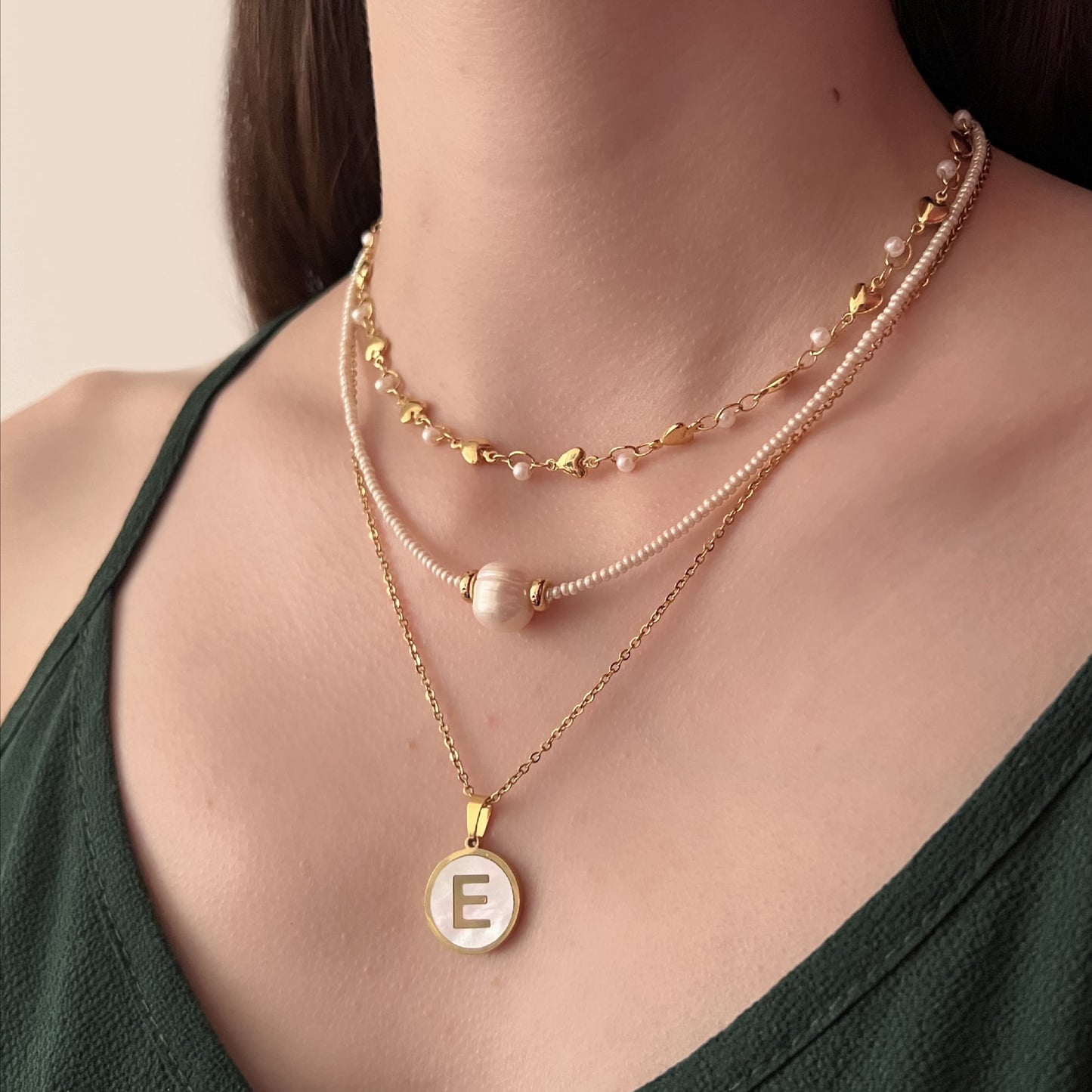 Gargantilla perla con chaquira beige chapa de oro