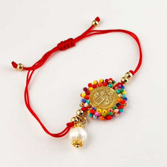 Pulsera hilo medalla bordada de san Benito con chaquira de colores chapa de oro ¡Elige el color!