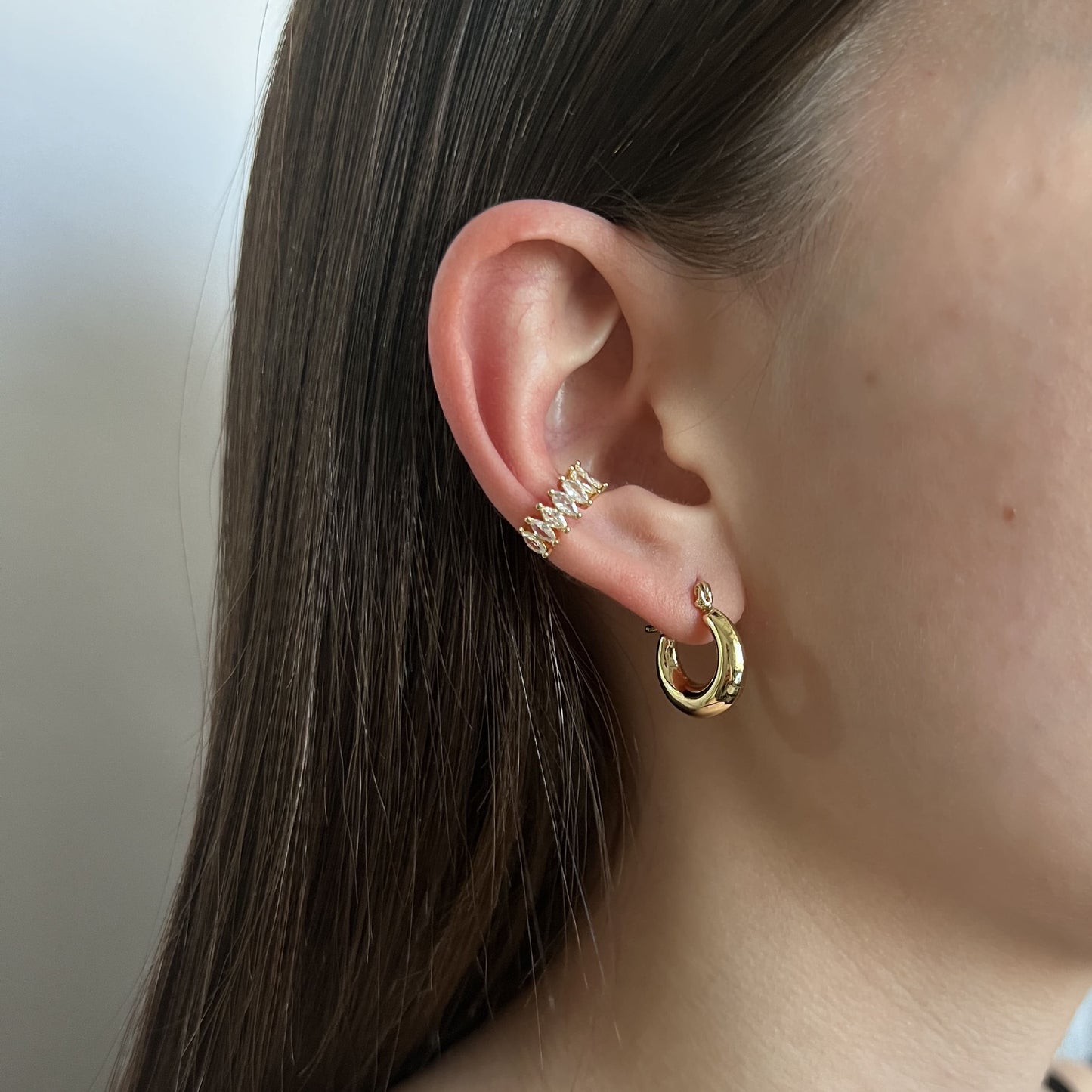 Ear cuff simulador de perforación zirconias alargadas chapa de oro