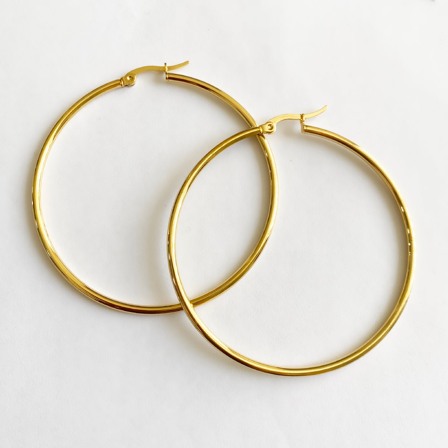 Arracada 5.5 cm tubular acero inoxidable dorado
