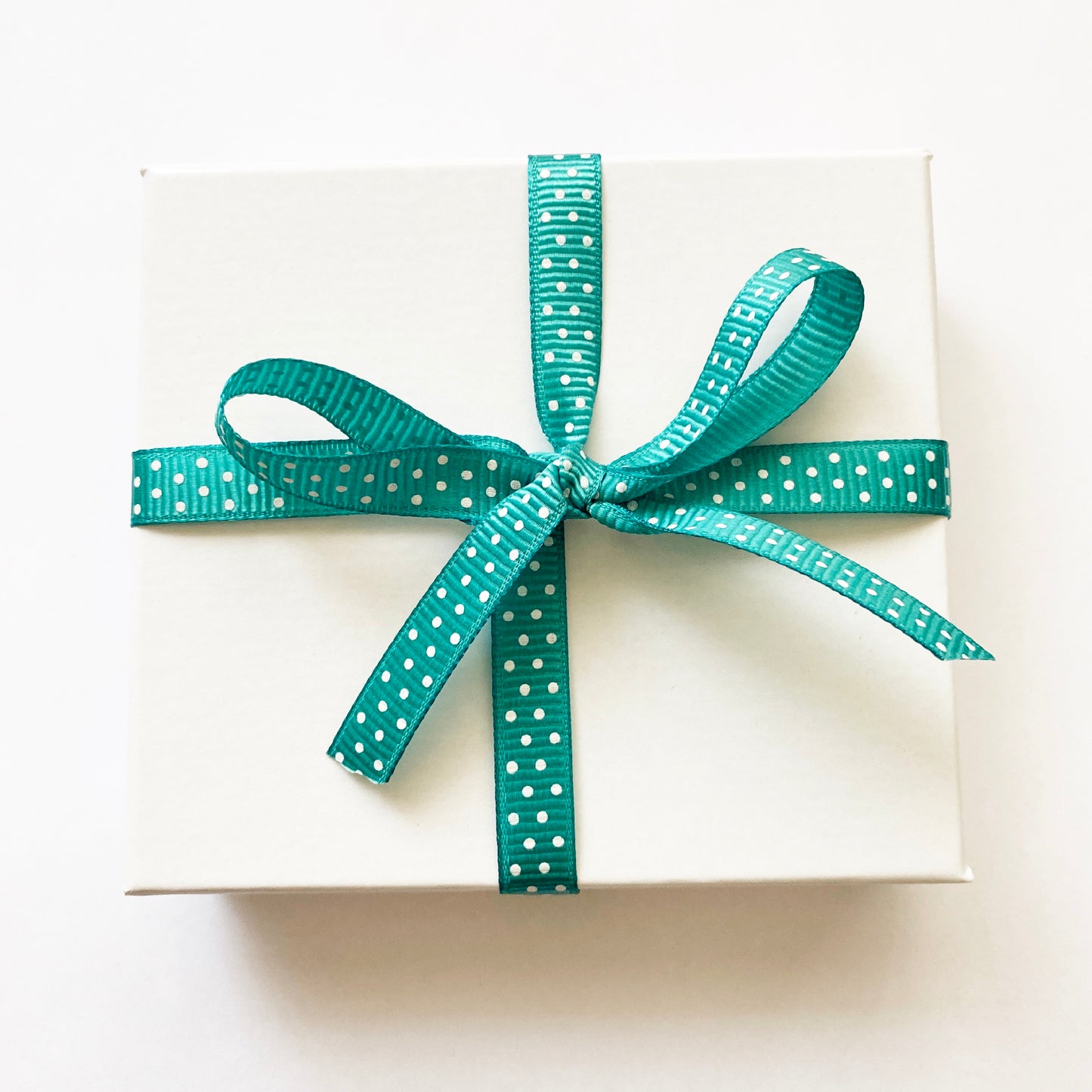Caja cuadrada con listón para joyería
