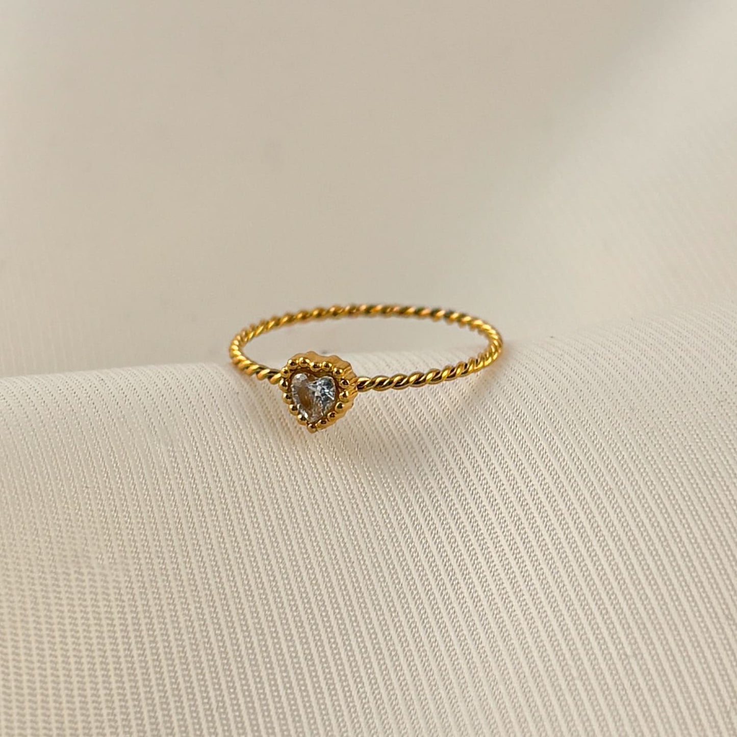 Anillo delgado acero inoxidable dorado corazón zirconia