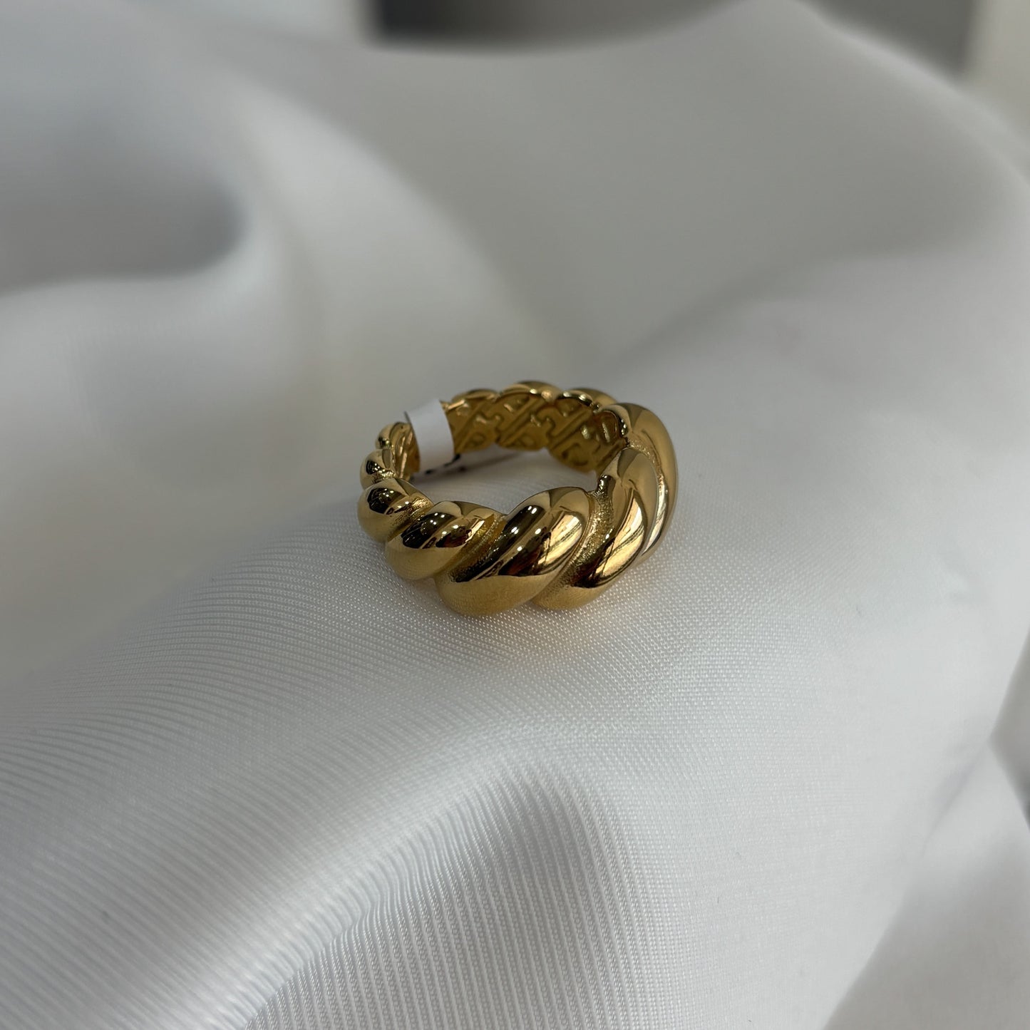 Anillo acero inoxidable dorado grueso trenzado