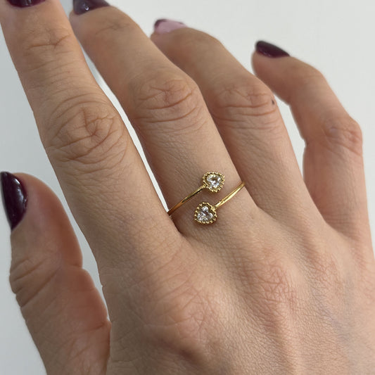 Anillo ajustable acero inoxidable dos corazones zirconias dorado