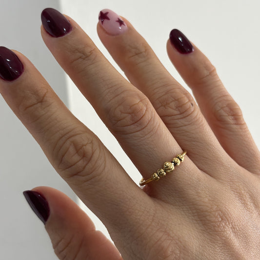Anillo acero inoxidable delgado 5 bolitas diamantadas dorado