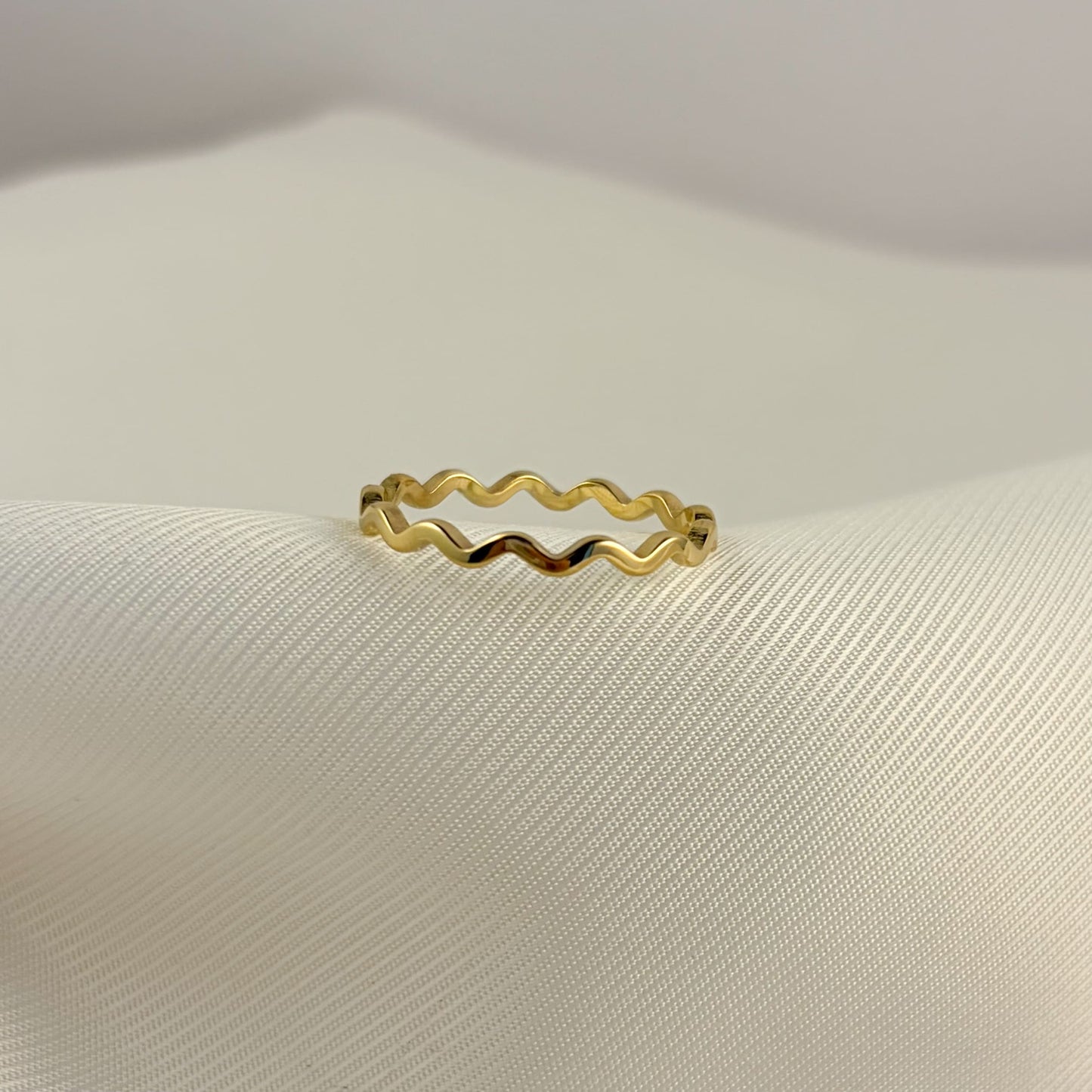 Anillo delgado acero inoxidable zigzag dorado