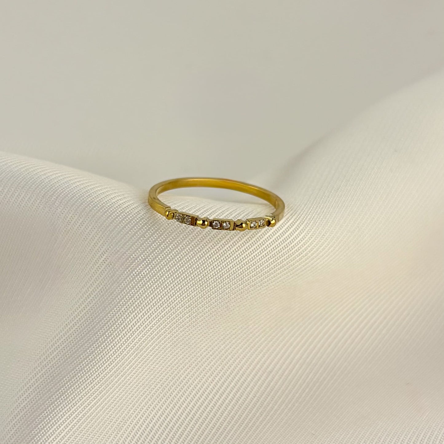 Anillo delgado acero inoxidable 4 puntos zirconias #7 dorado