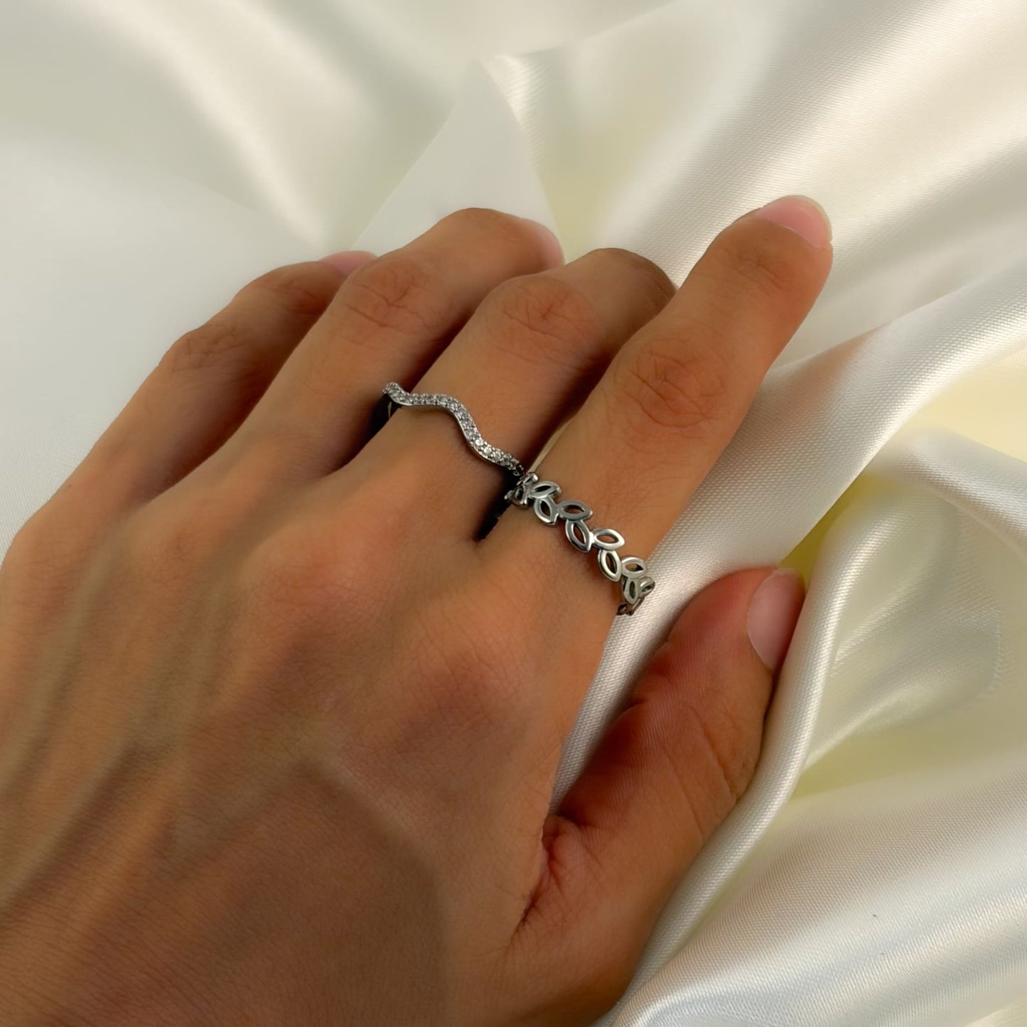 Anillo acero inoxidable ajustable hojitas