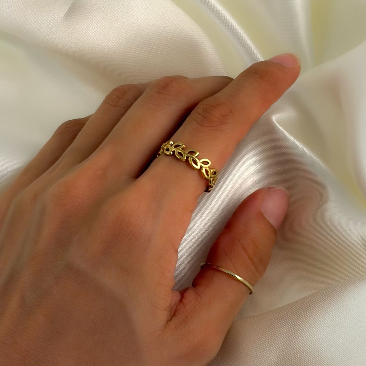 Anillo acero inoxidable ajustable hojitas