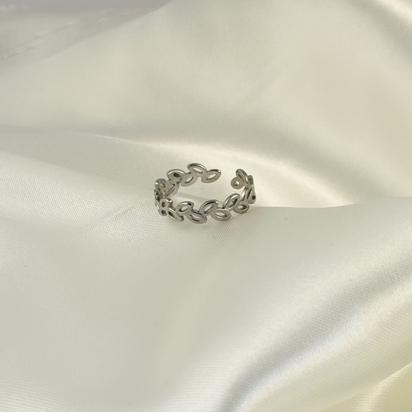 Anillo acero inoxidable ajustable hojitas