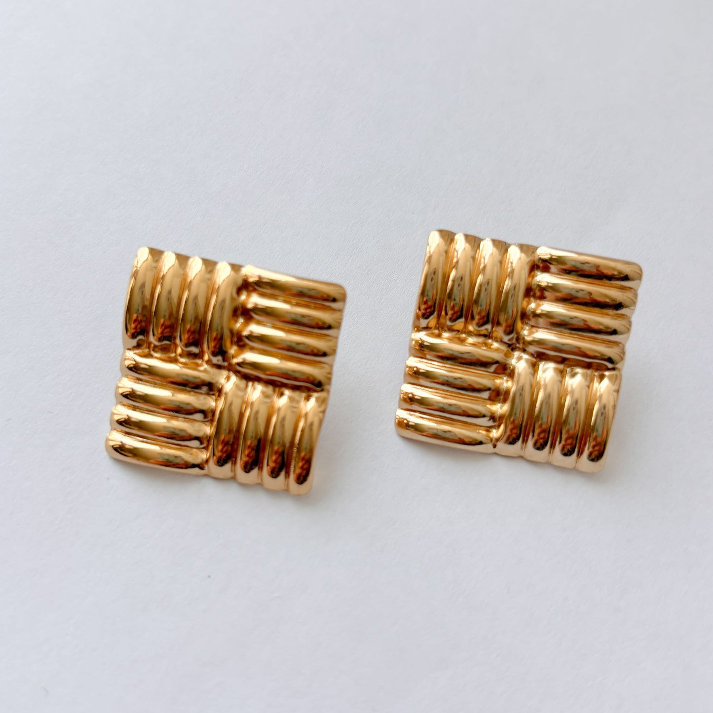 Aretes cuadro líneas acero inoxidable dorados