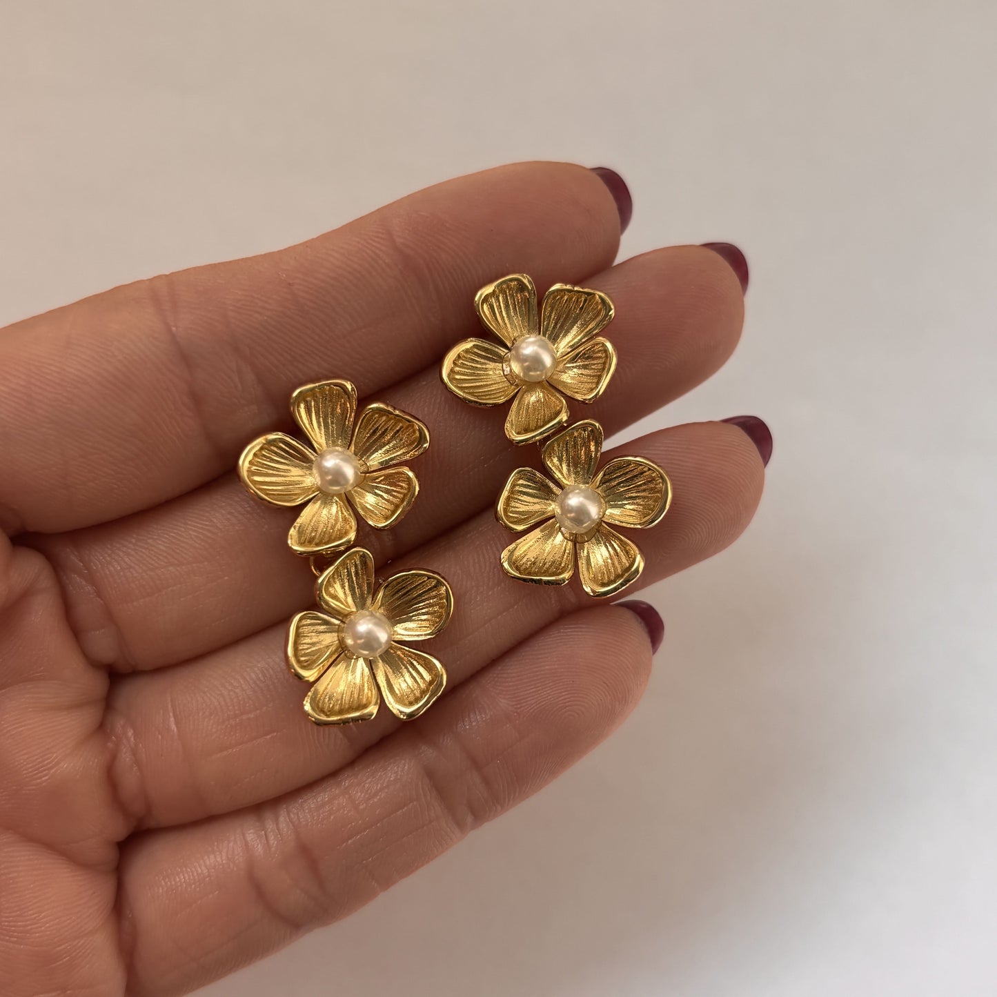 Aretes acero inoxidable flores con perla dorado