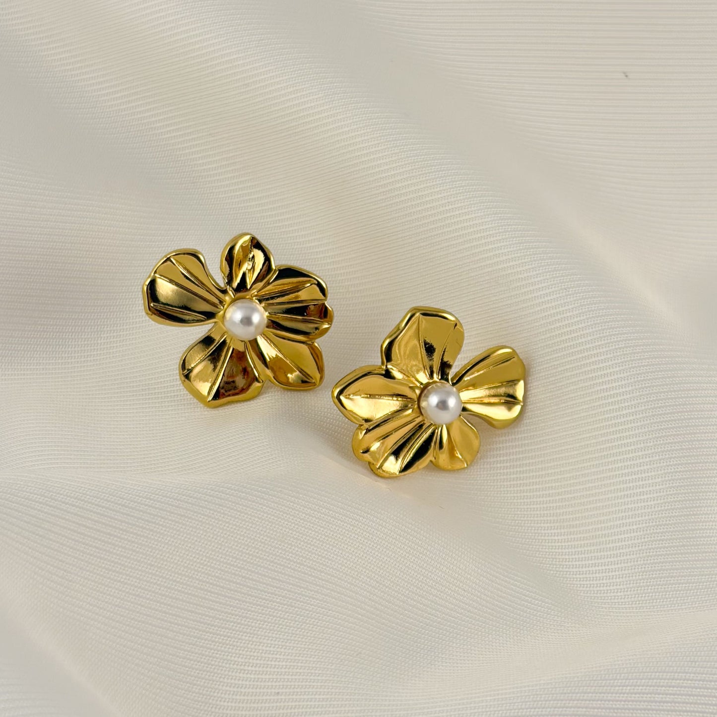 Aretes flor irregular redondeada perla acero inoxidable dorado