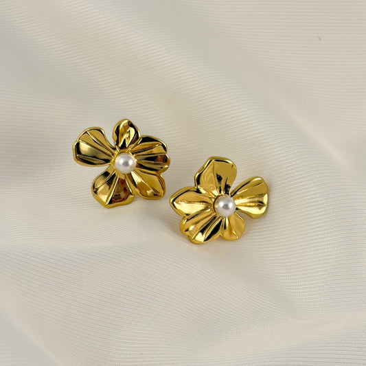 Aretes flor irregular redondeada perla acero inoxidable dorado