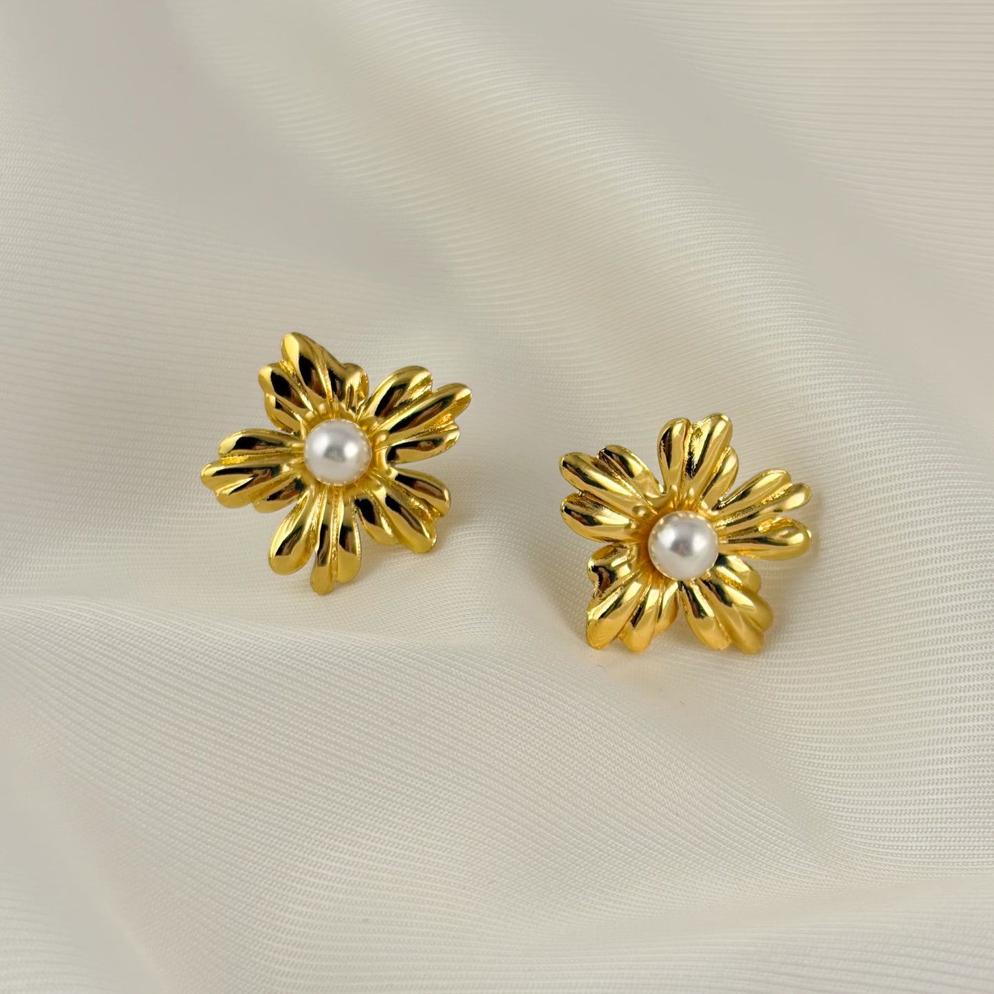 Aretes flor irregular picos perla acero inoxidable dorado
