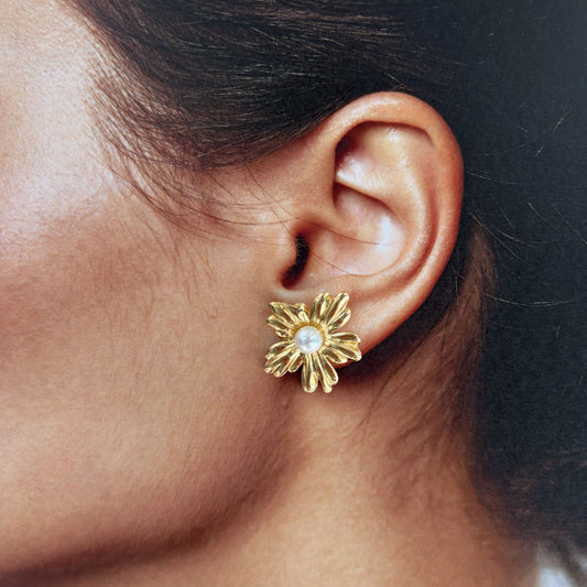 Aretes flor irregular picos perla acero inoxidable dorado