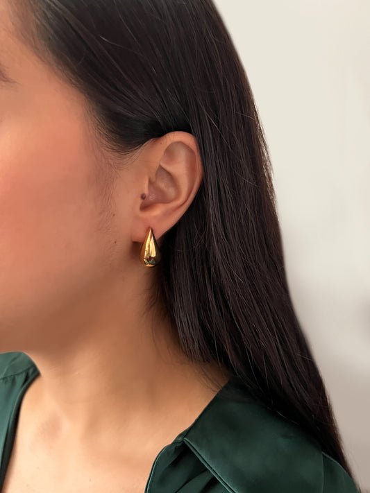 Aretes gota chica acero inoxidable 2 cm dorado