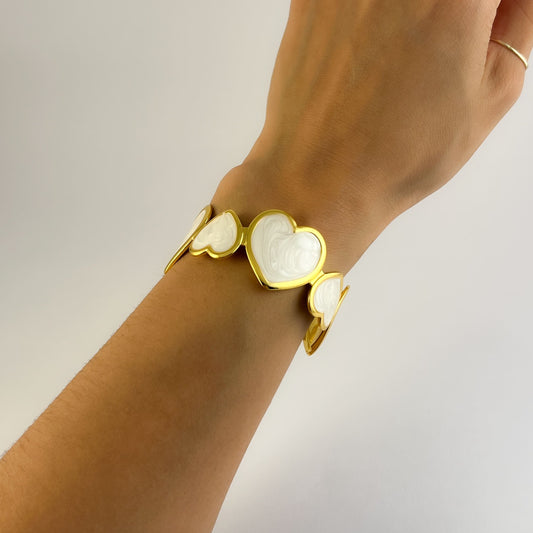 Brazalete grueso corazones esmalte blanco dorado
