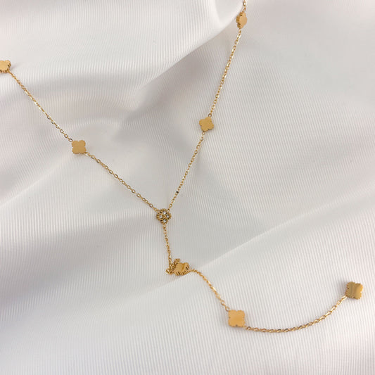 Collar acero inoxidable quirúrgico corbatín mini tréboles dorado