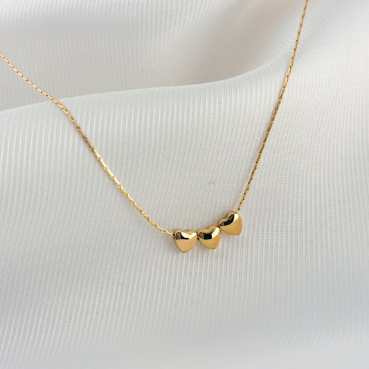 Collar acero inoxidable quirúrgico tres corazones dorado