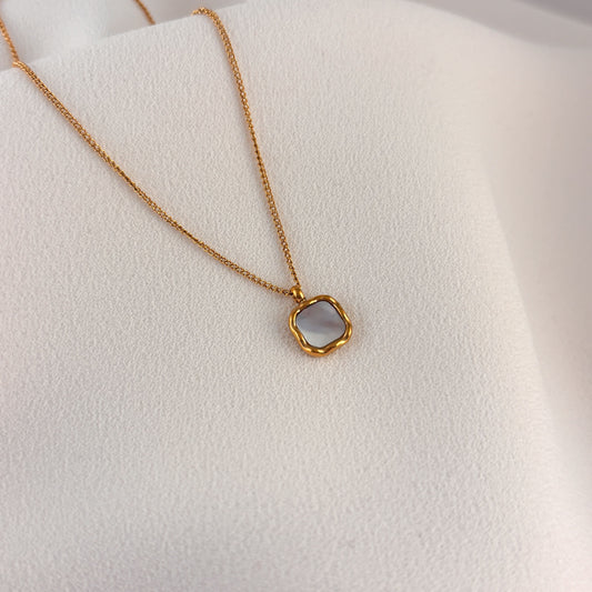 Collar cuadro madre perla acero inoxidable dorado