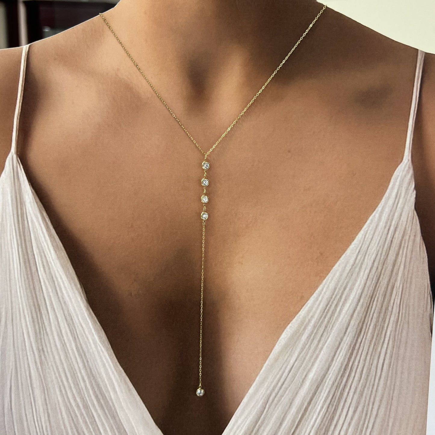 Collar acero inoxidable corbatín 5 zirconias dorado