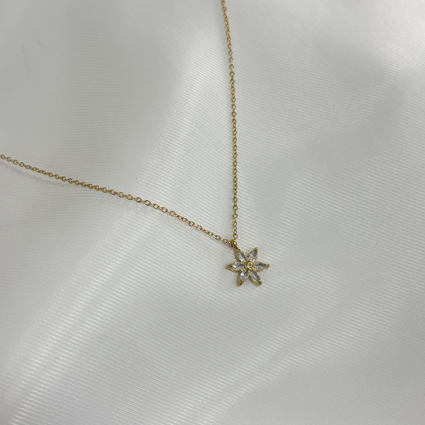 Collar acero inoxidable flor picos zirconia dorado