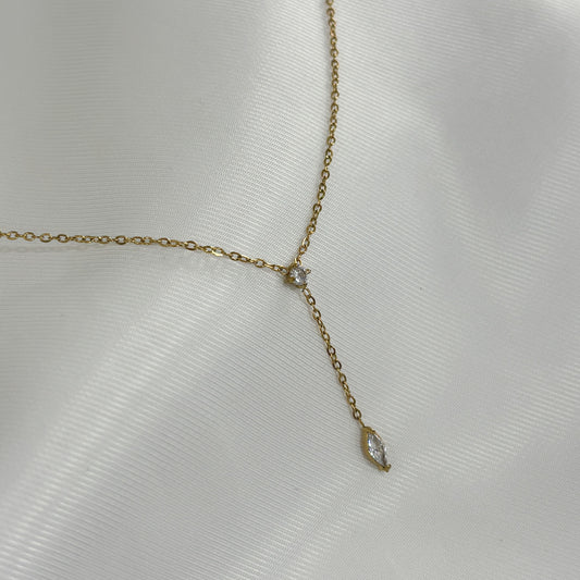 Collar acero inoxidable dorado dos zirconias hoja