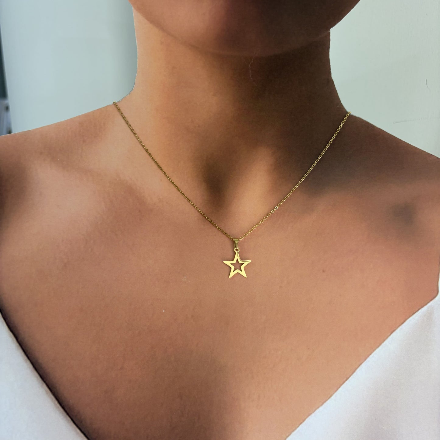 Collar acero inoxidable estrella contorno dorado