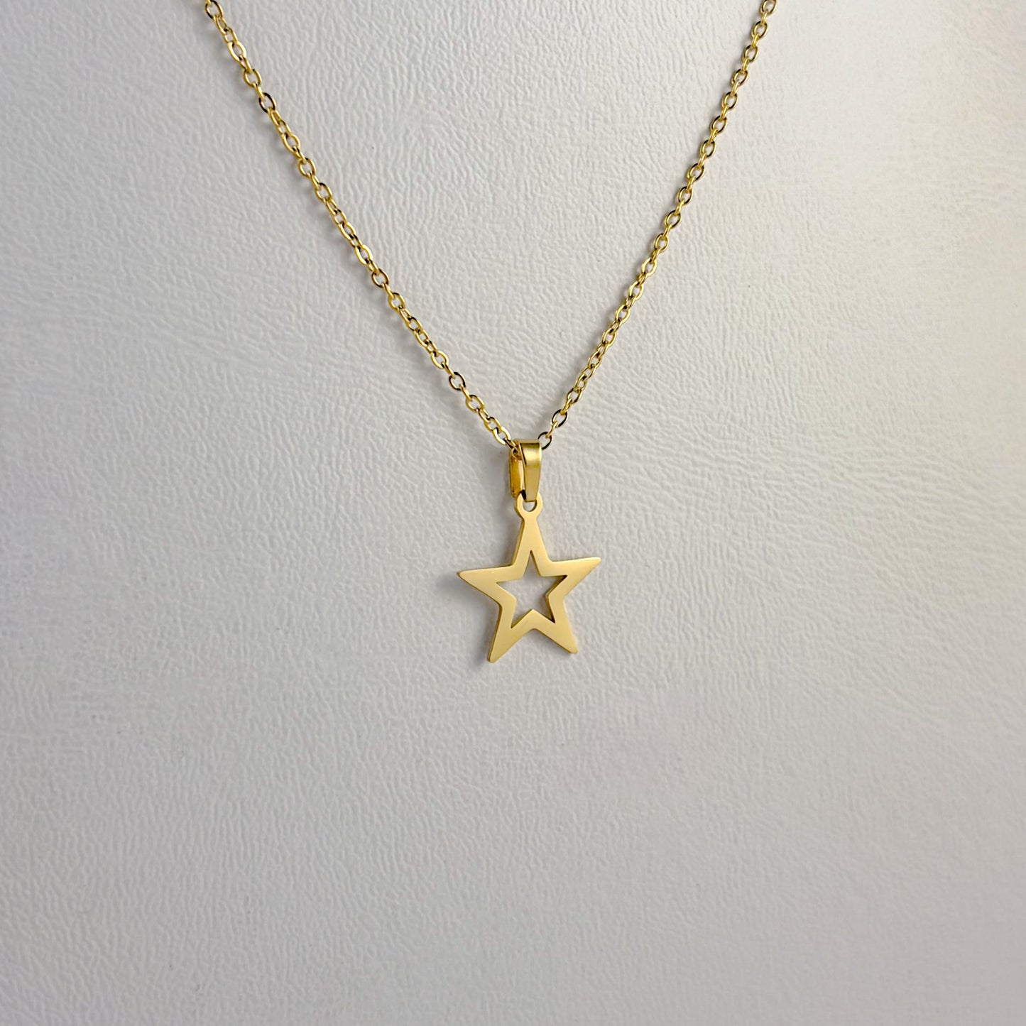 Collar acero inoxidable estrella contorno dorado