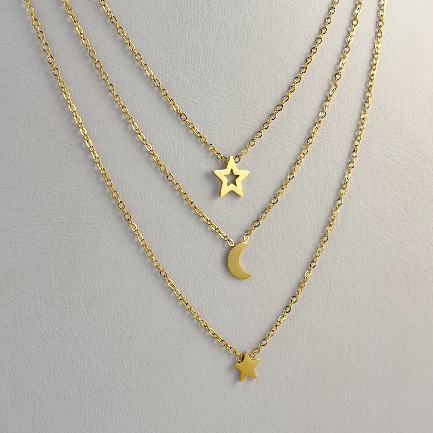Collar triple acero inoxidable luna estrellas dorado