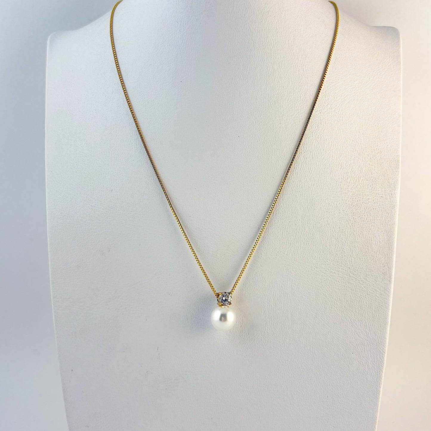 Collar perla acero inoxidable dorado con un cristal