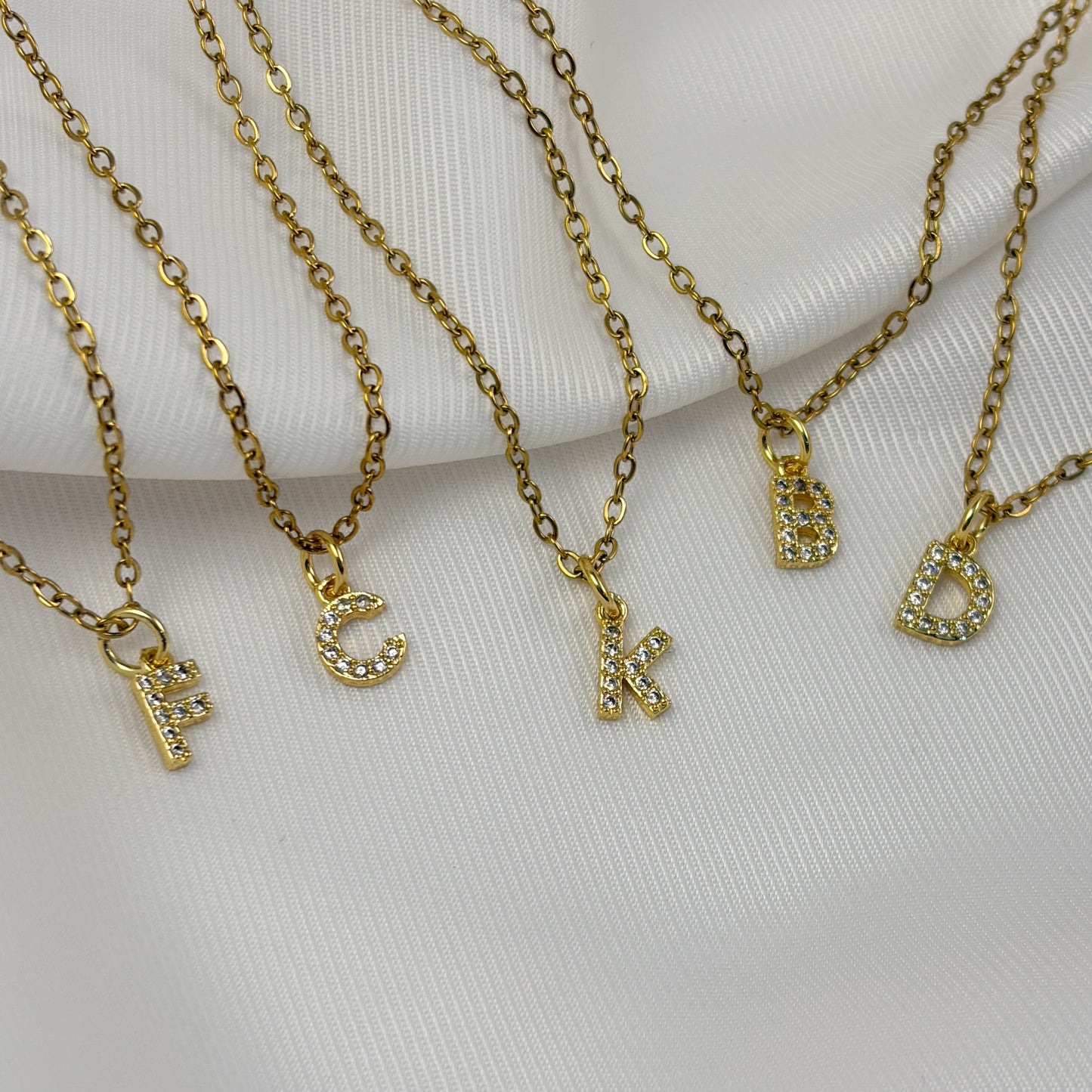 Collar inicial mini zirconias chapa de oro acero inoxidable