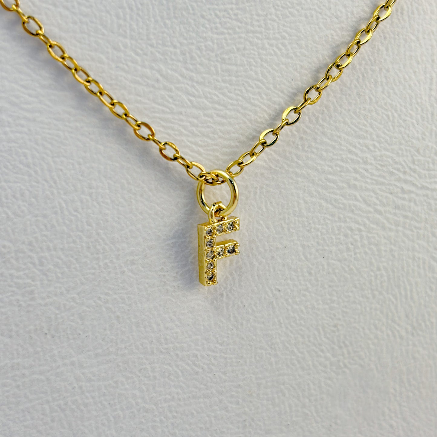 Collar inicial mini zirconias chapa de oro acero inoxidable