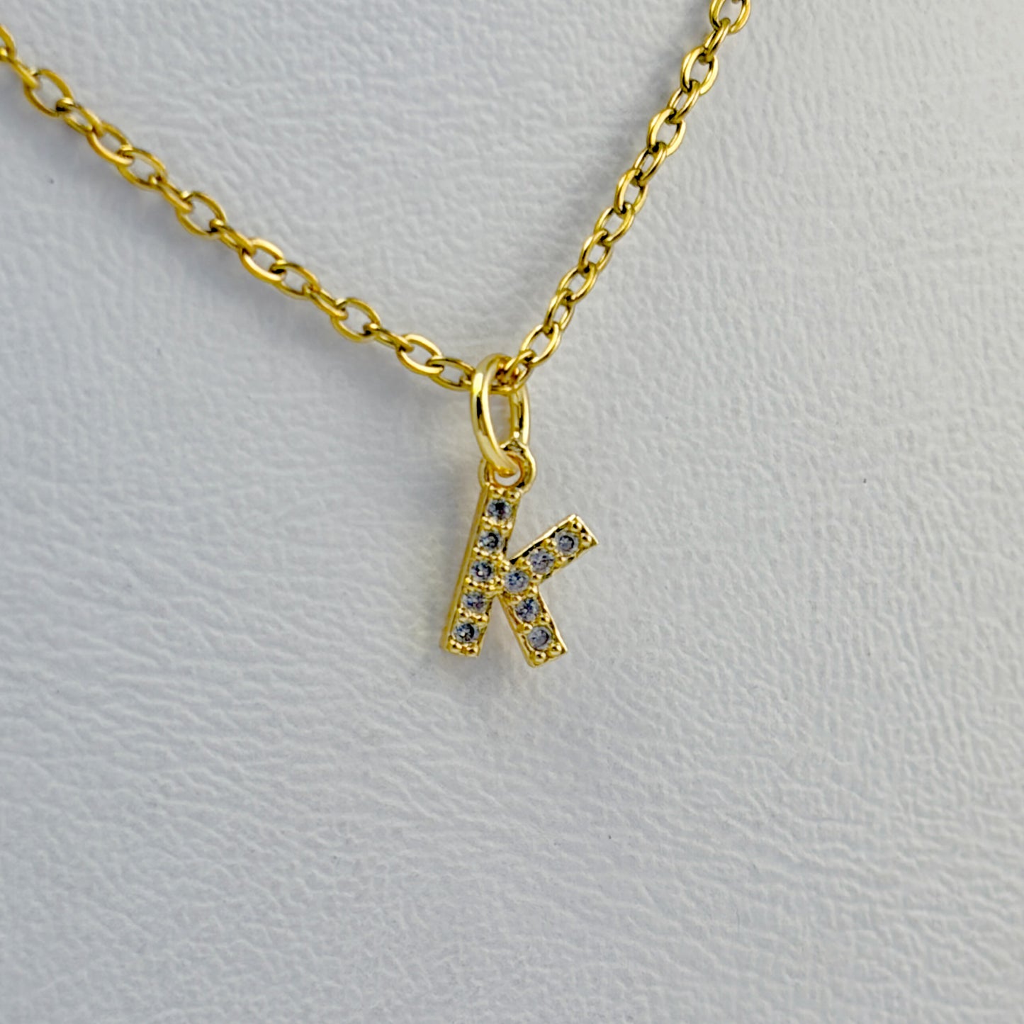Collar inicial mini zirconias chapa de oro acero inoxidable