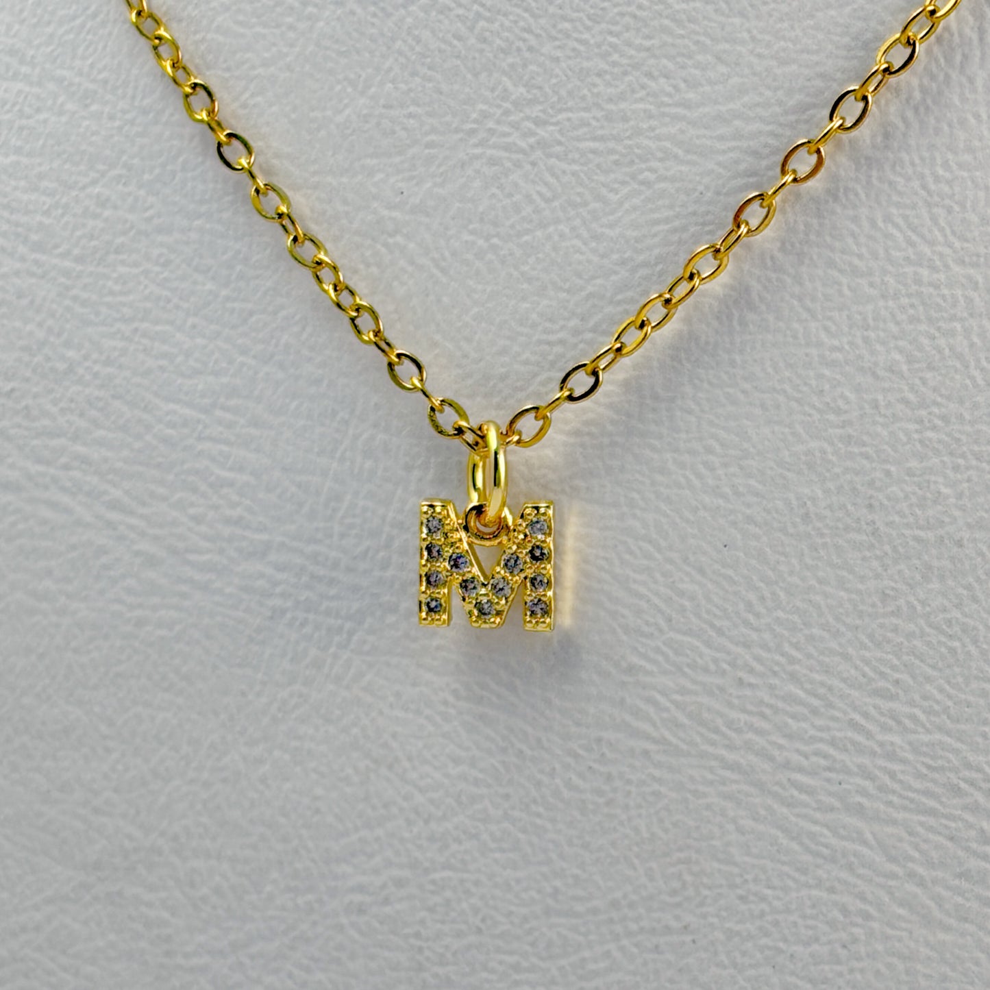 Collar inicial mini zirconias chapa de oro acero inoxidable