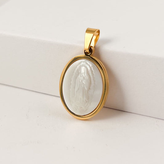 Dije de acero inoxidable medalla virgen de Guadalupe con madre perla 2 cm