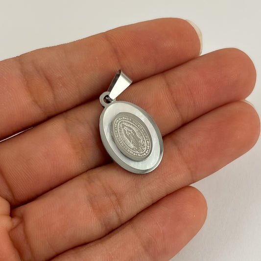 Medalla acero plateada madre perla virgen de Guadalupe 2 cm