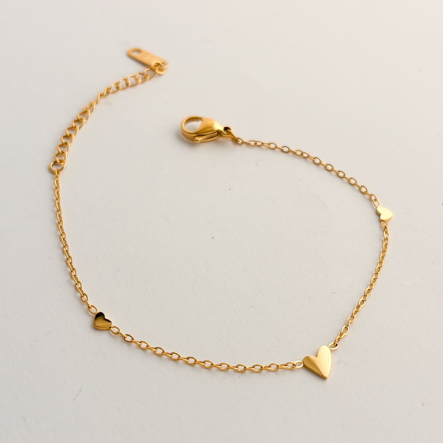 Pulsera delgada acero inoxidable dorado 3 corazones mini